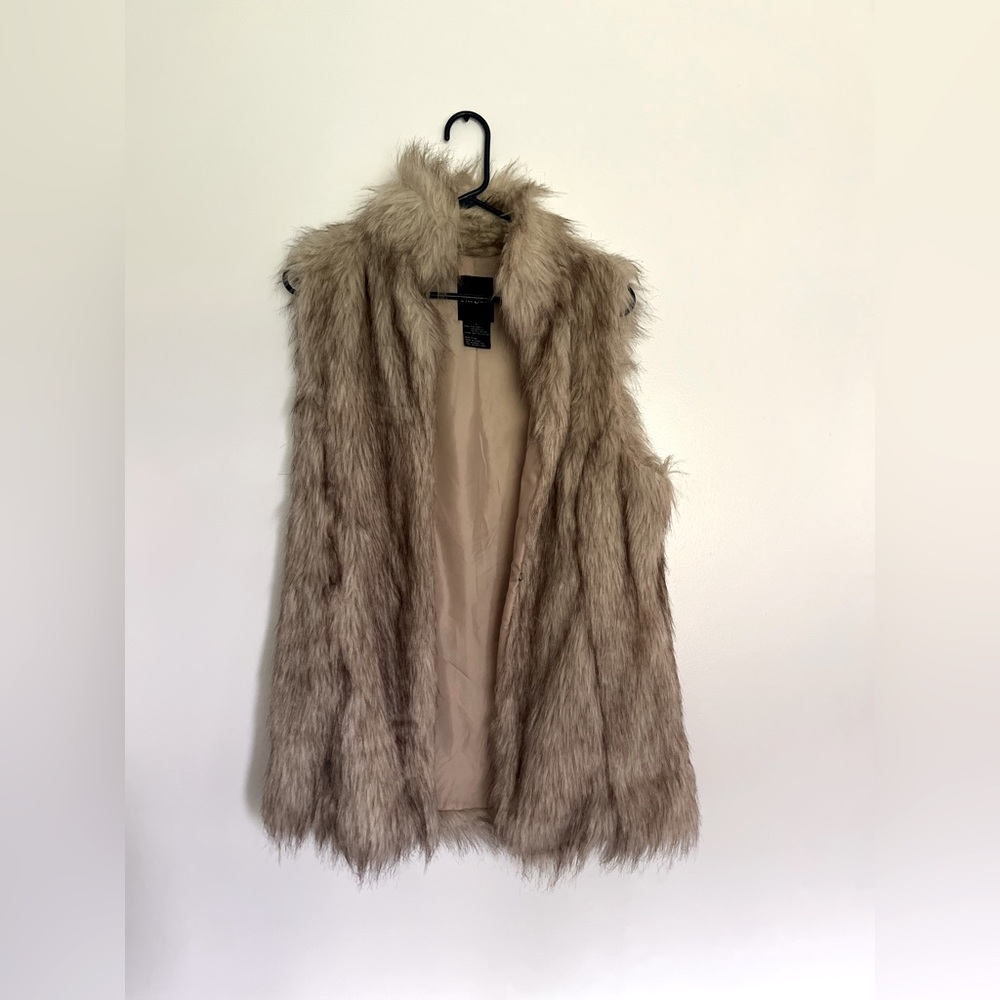 Me Jane Faux Fur Vest Size Large
